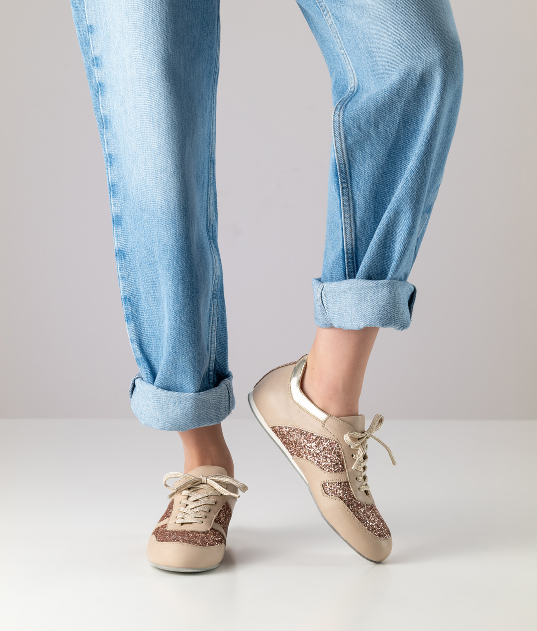 Flache Tanzsneaker mit Velourledersohle von Werner Kern in glitzerndem Brokat in rosegold und beigen Details.