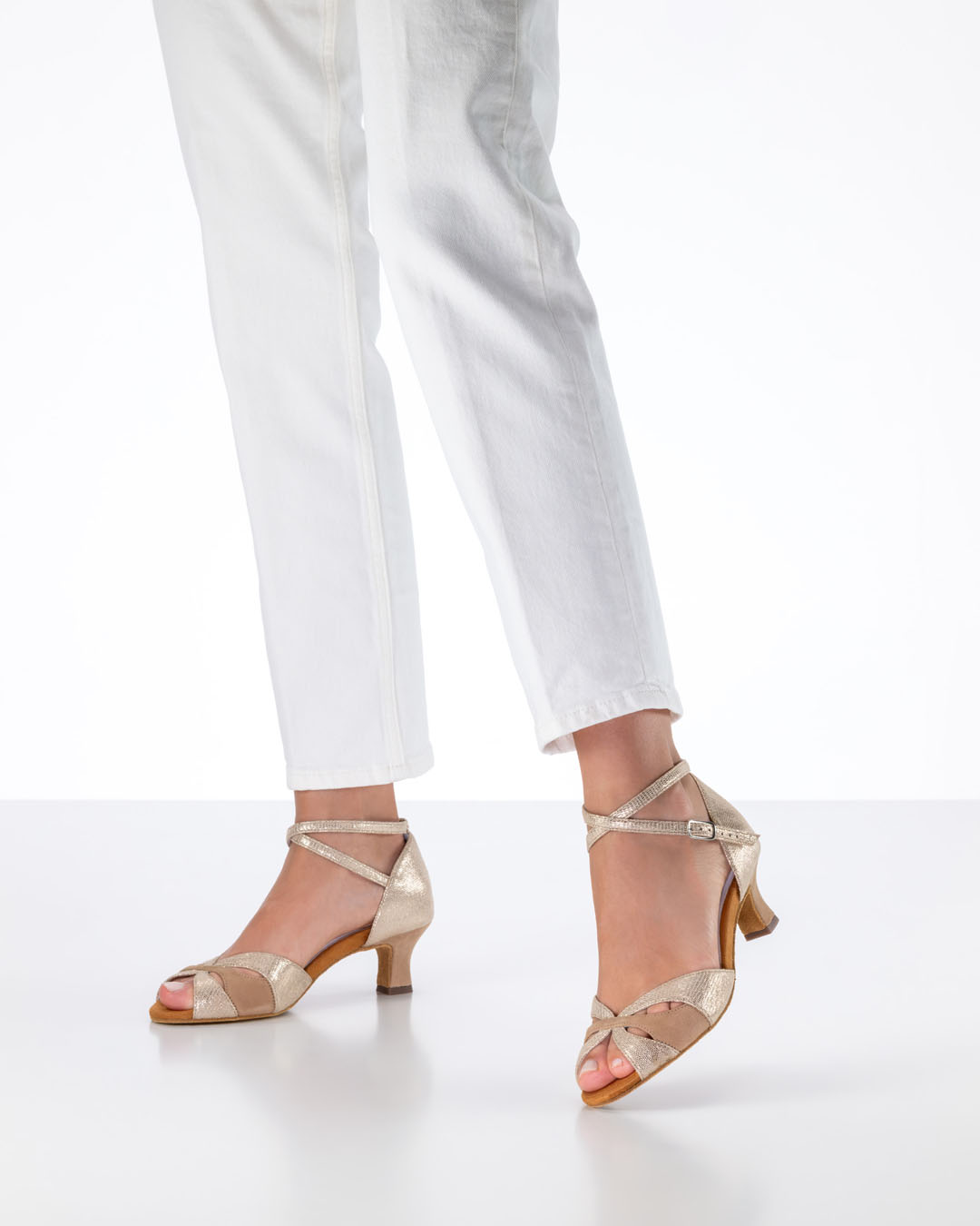 Model trägt weiße Jeans und beige Tanzsandale Eunice von Anna Kern