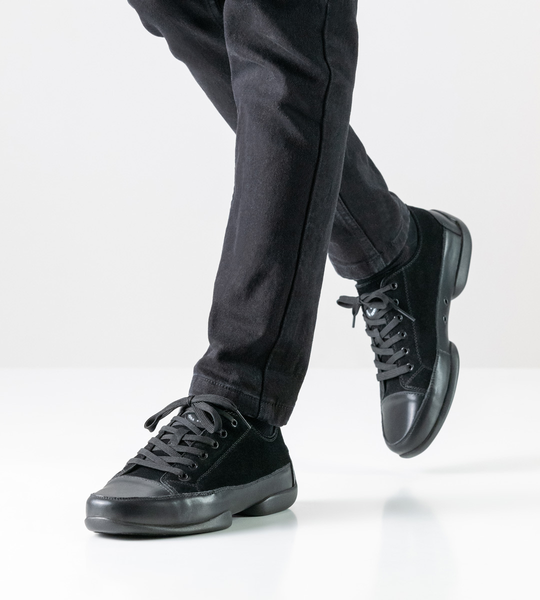 schwarze Jeans mit Herrentanzschuh Sneaker von Suny in Leder