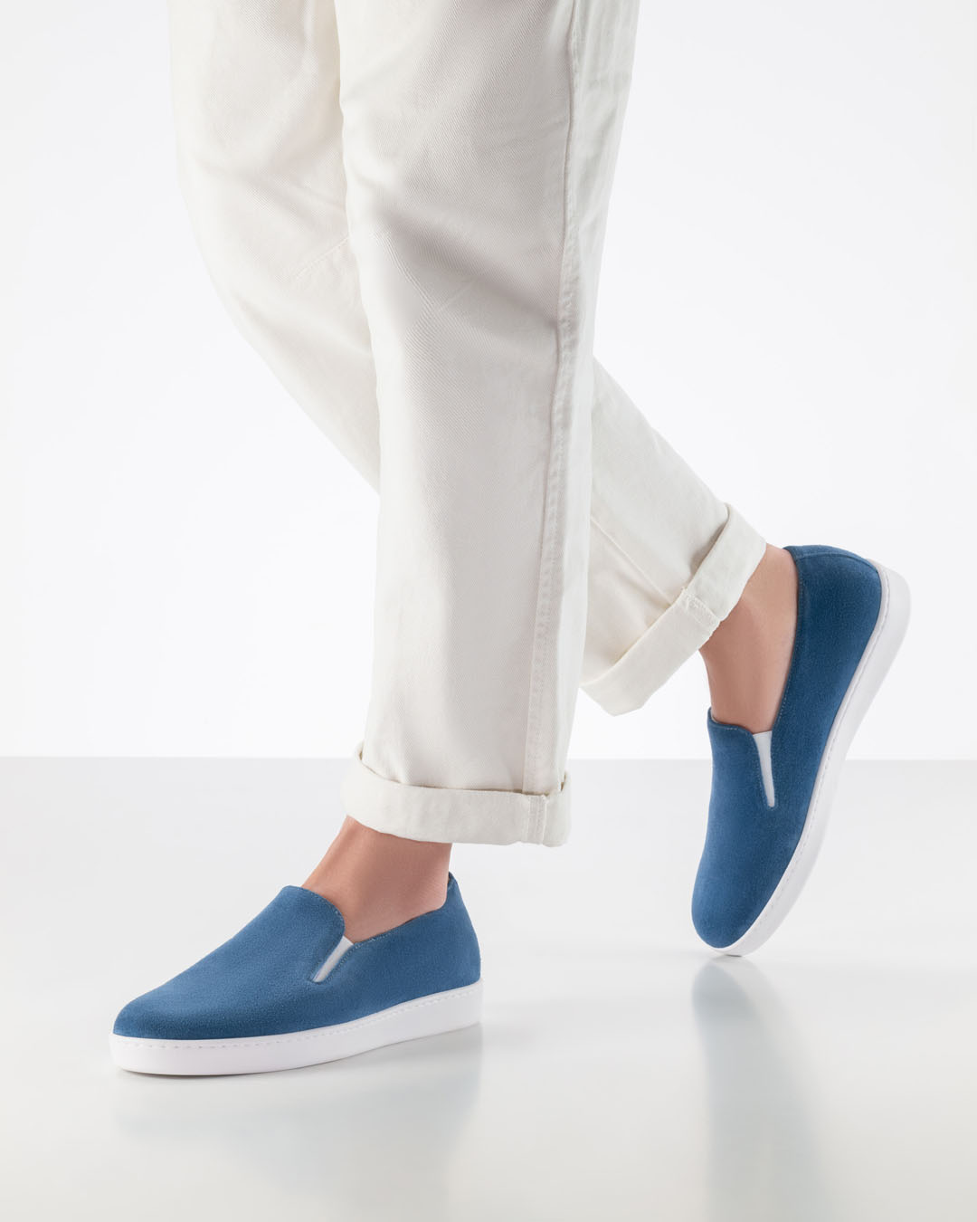 Portofino Tanzsneaker als Slipper in blauem Velourleder mit weißer Sohle für drinnen und draußen von Werner Kern