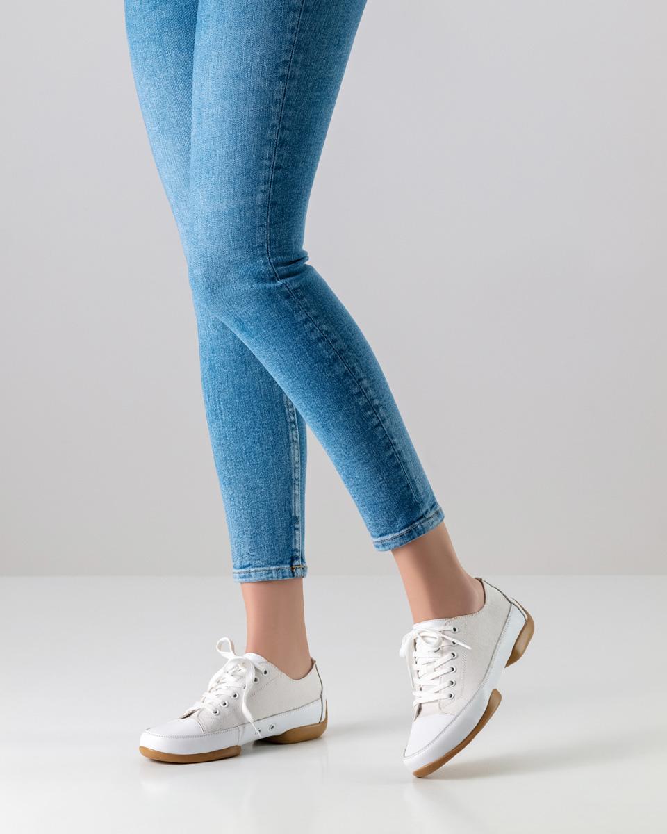 1 cm hoher Damentanz Sneaker von Suny in Kombination mit blauer Hose