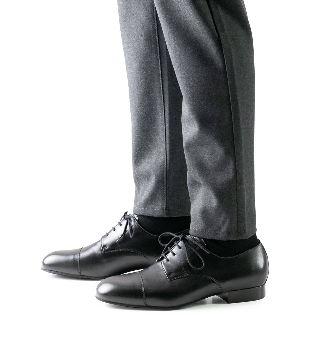 graue Hose in Kombination mit schwarzem Herrentanzschuh von Werner Kern für breite Füße