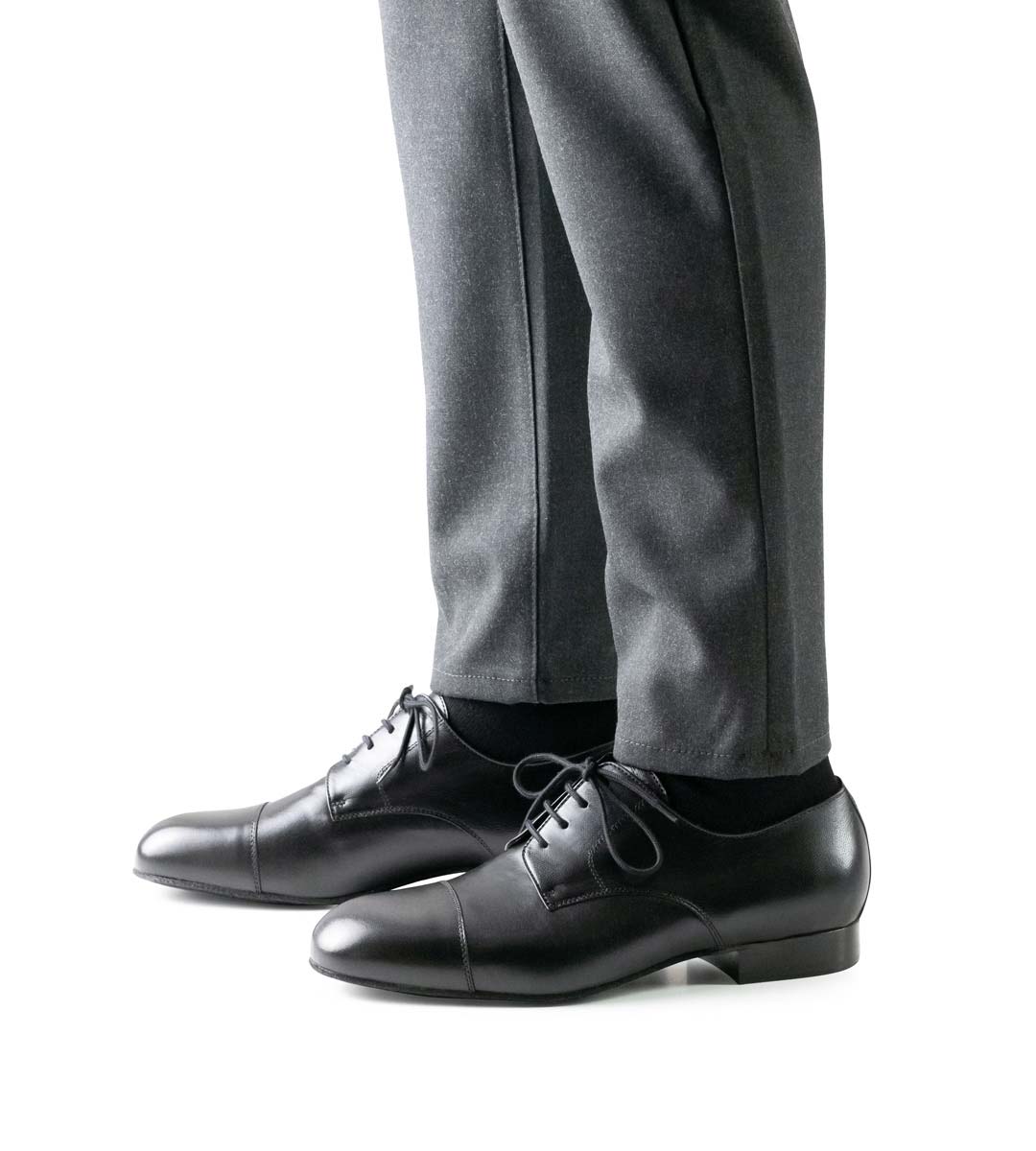 Imola graue Hose in Kombination mit schwarzem Herrentanzschuh von Werner Kern für breite Füße