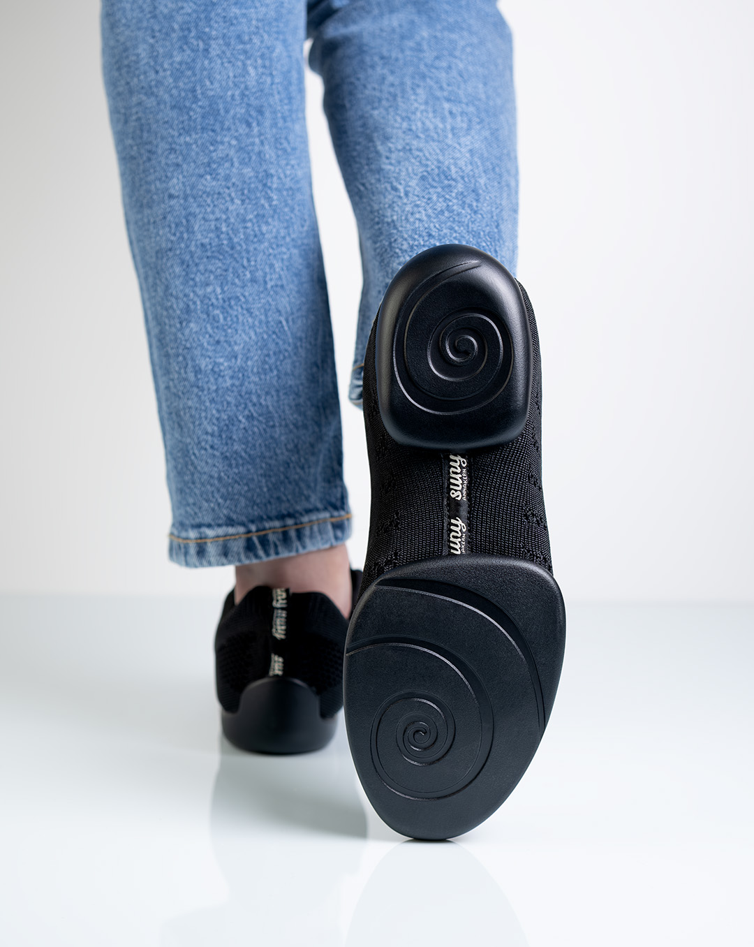 Schwarze , geteilte PU Sohle von Tanzsneaker Suny für Kzomba etc.