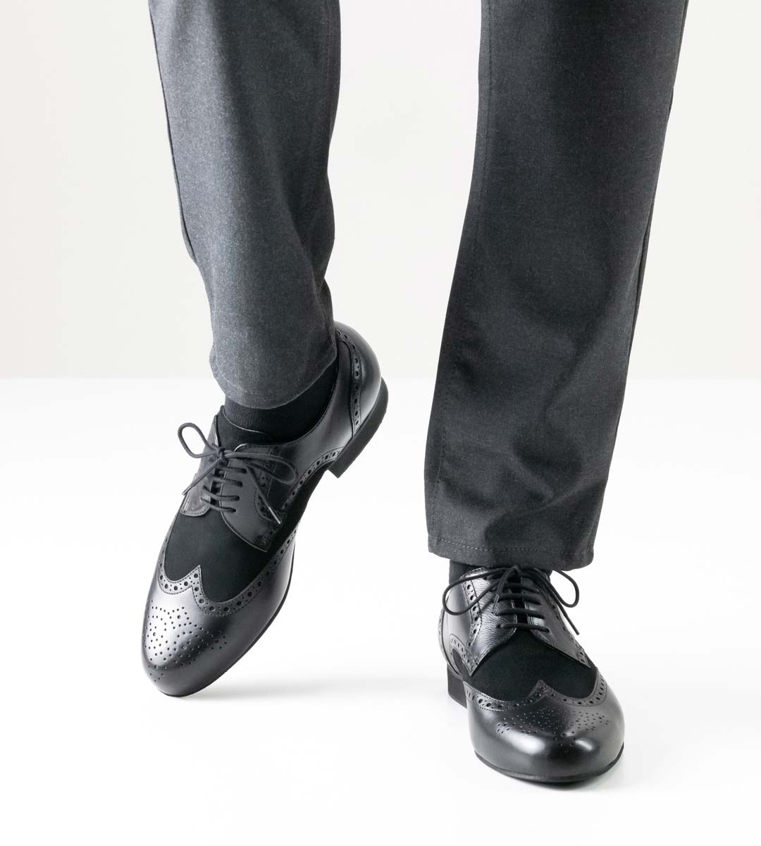 Remo Werner Kern Herrentanzschuh mit einer Absatzhöhe von 2 cm in Kombination mit Hose in grau
