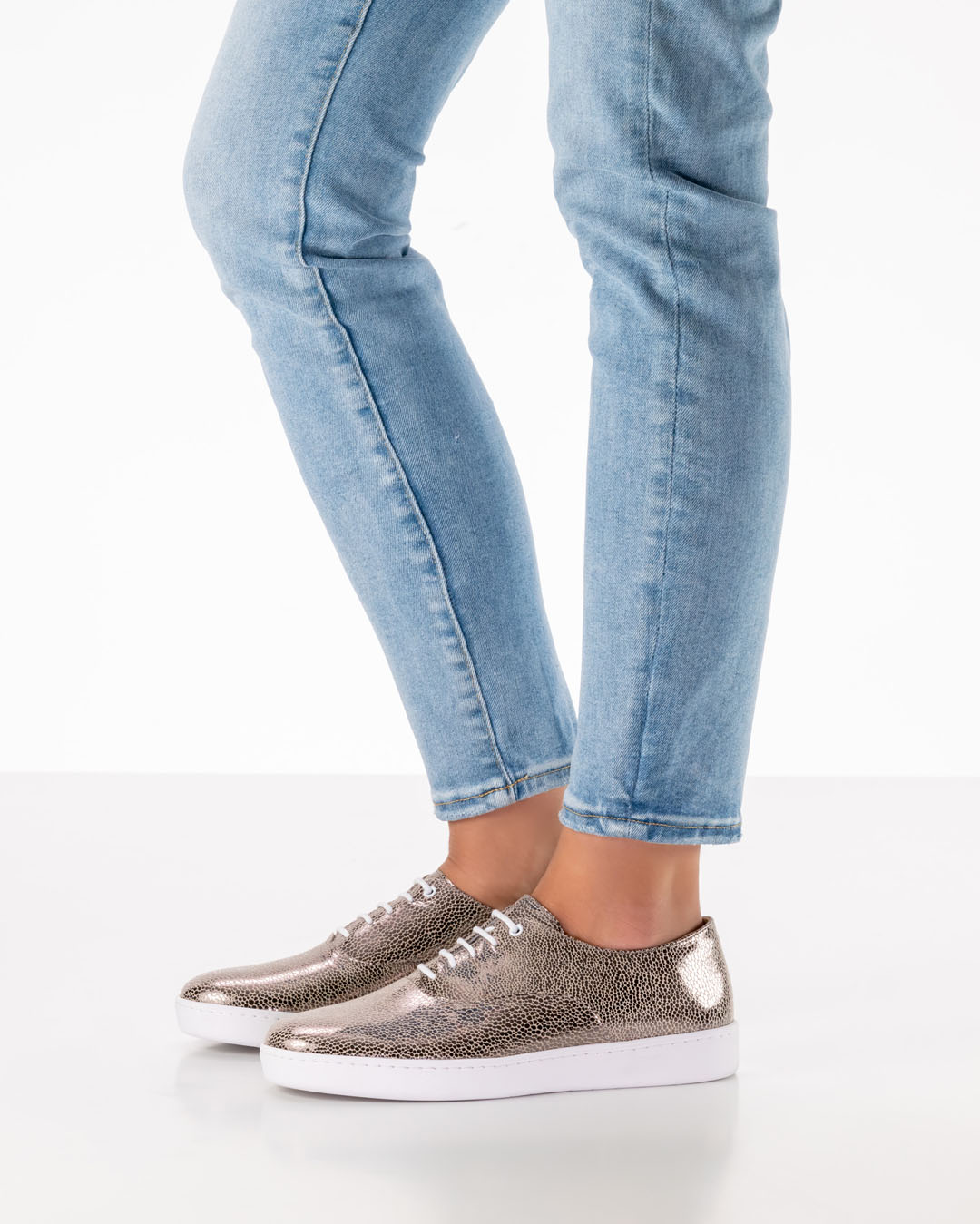 Whitney Glänzender Tanzschuh zum Schnüren für Damen mit Sneakersohle in gold-beige von Werner Kern