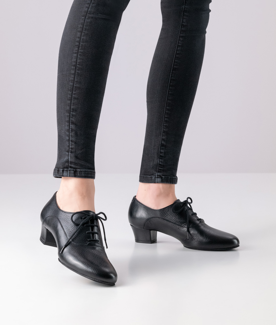 Klassischer Tanzschuh zum Schnüren aus Hirschleder mit kleinem Blockabsatz.