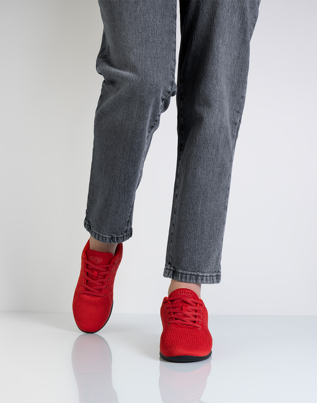 Roter Tanzsneaker mit geteilter Sohle fürs Tanztraining