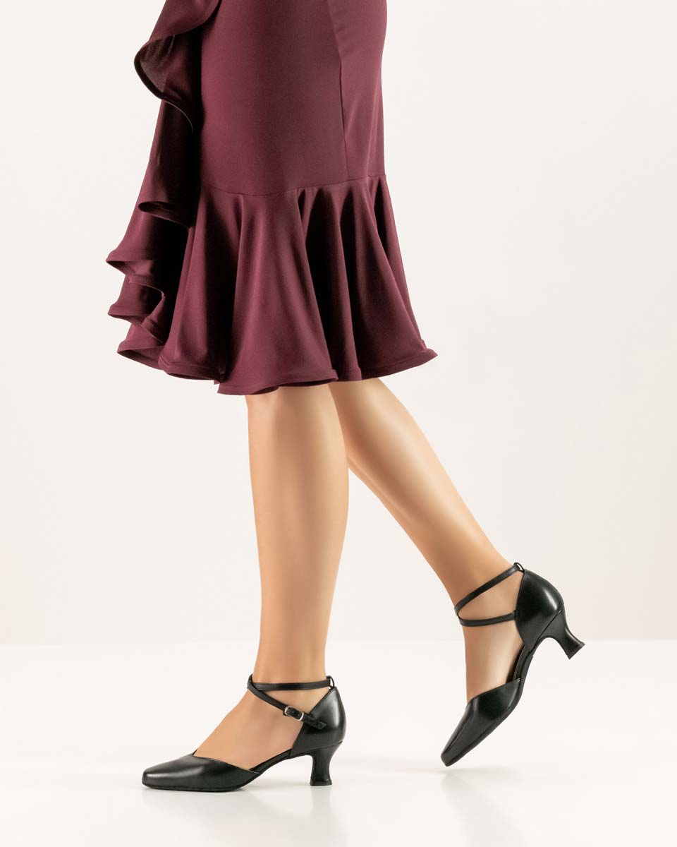 Betty rotes Kleid in Kombination mit klassischem Werner Kern Damentanzschuh mit 5,5 cm Absatzhöhe