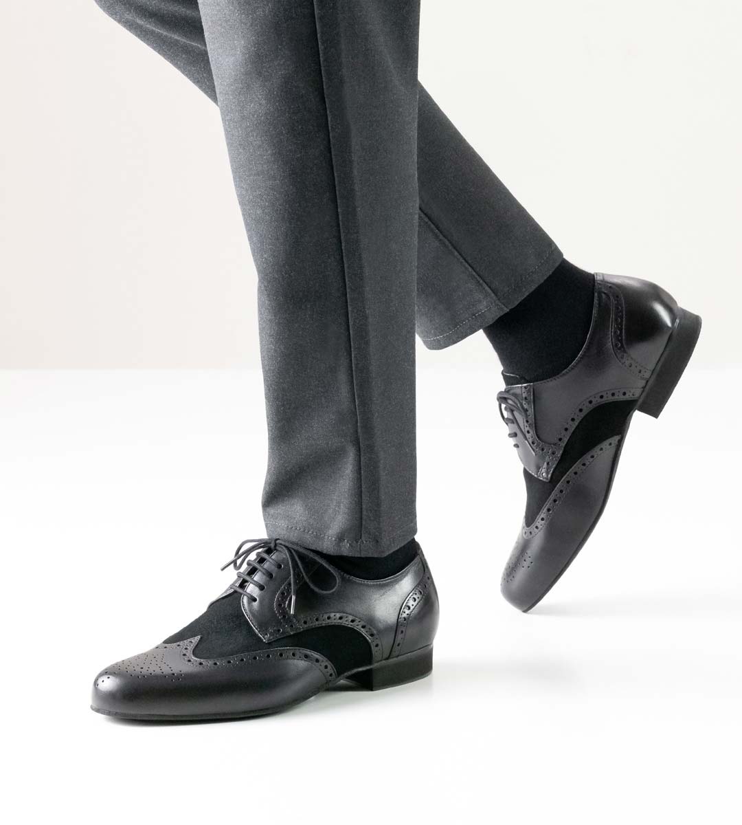 Remo Werner Kern Herrentanzschuh in schwarzem Velours und Leder in Kombination mit Hose in grau