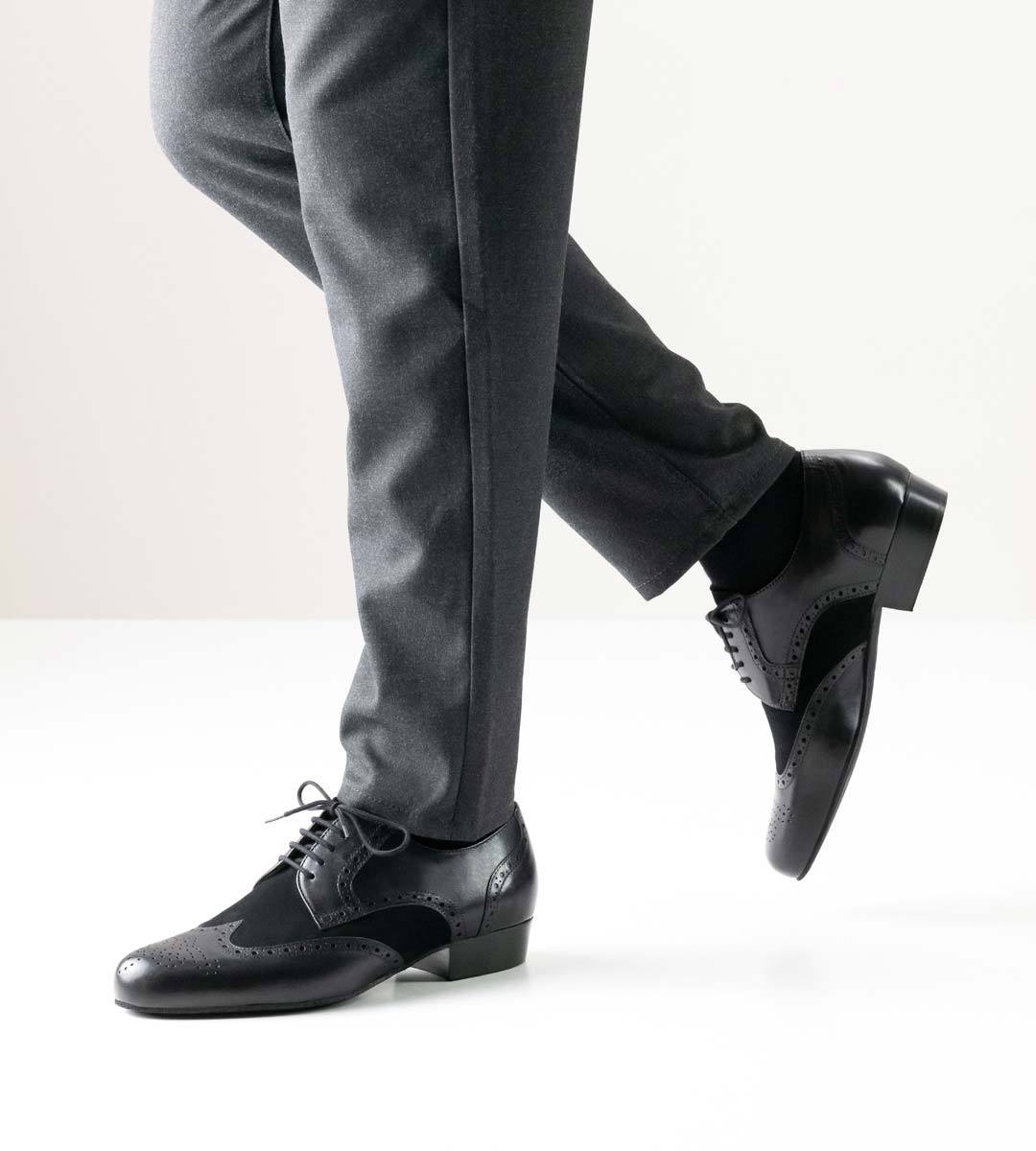 Udine Herrentanzschuh von Werner Kern in Leder und Velours in Kombination mit grauer Hose