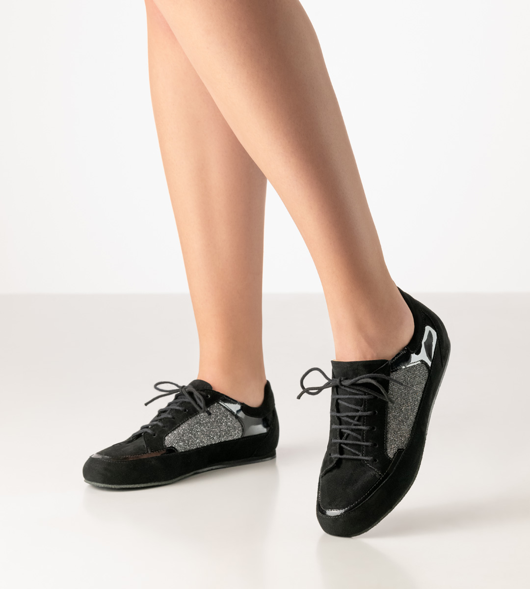 Tanzsneaker Carol - Sportlicher Begleiter von Werner Kern in Schwarzem Velourleder und Silbernem Brokat mit gedämpfter Microsohle, perfekt für leichte und flexible Tanzschritte