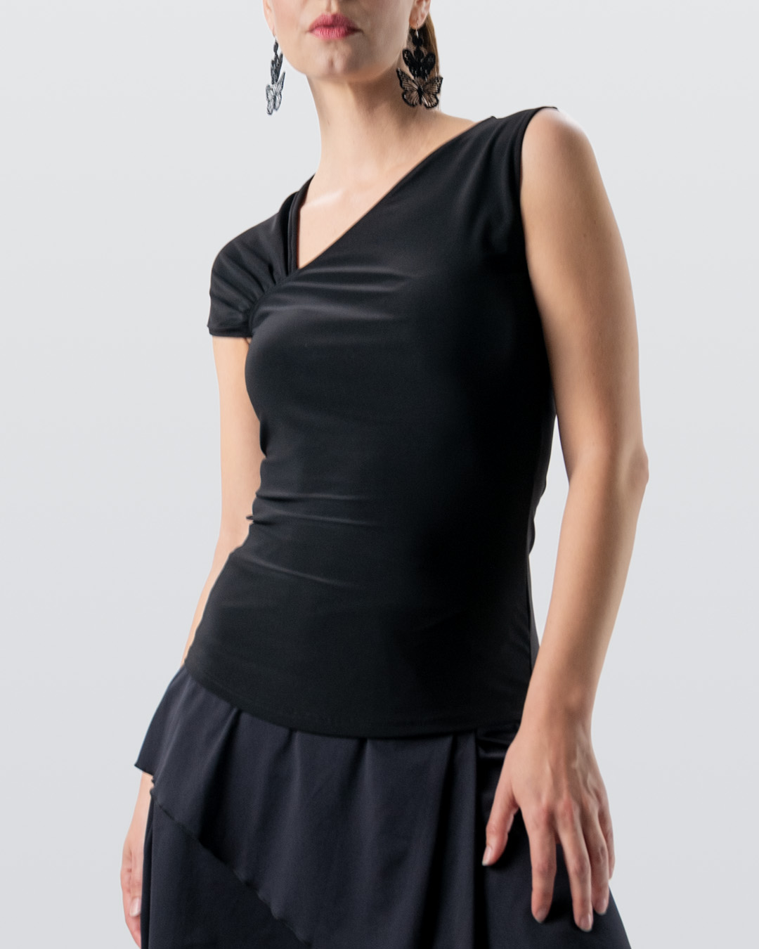 Tanzoberteil Yari Schmal geschnittenes Tanzoberteil in schwarz mit asymetrischem V-Ausschnitt und unterschiedlichen Ärmeldesigns von Werner Kern