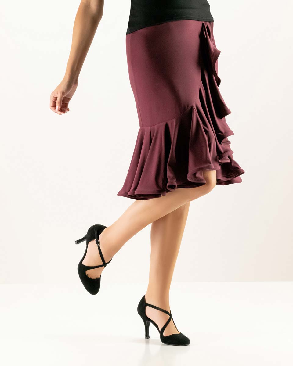 Serena 8 cm hoher Nueva Epoca Damentanzschuh in Kombination mit bordo farbenem Rock