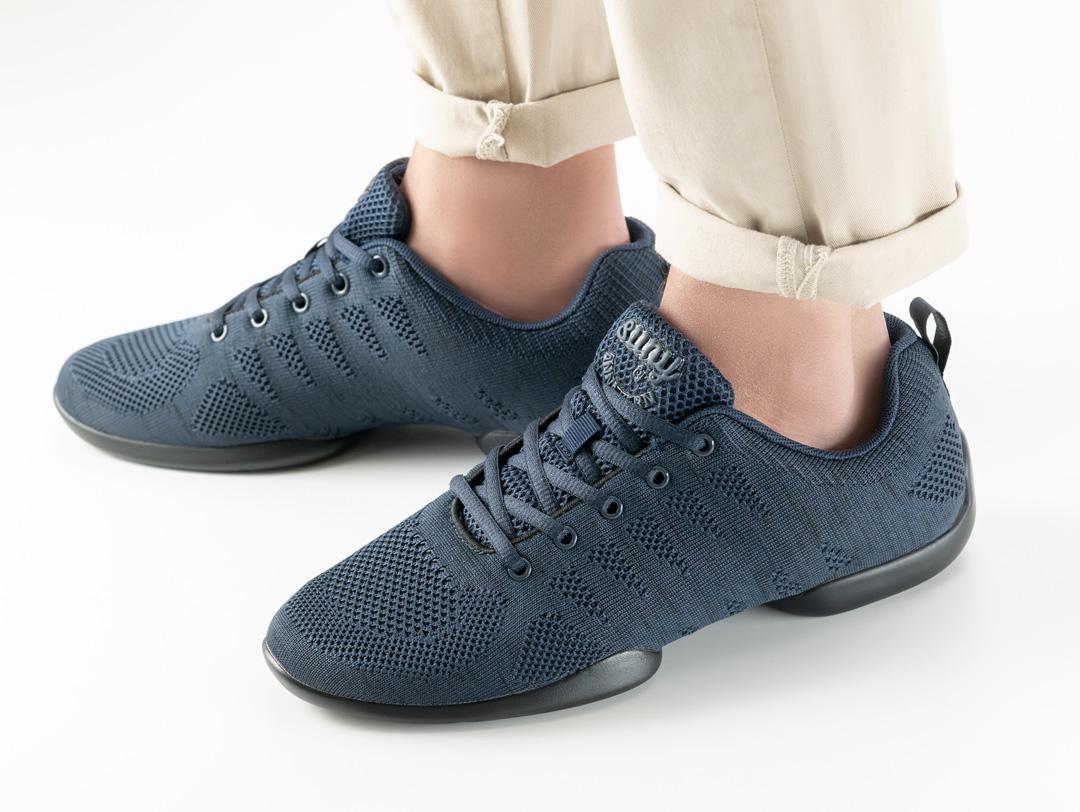 4030 Detailansicht vom Herrentanz Sneaker in schwarz mit Schnürung