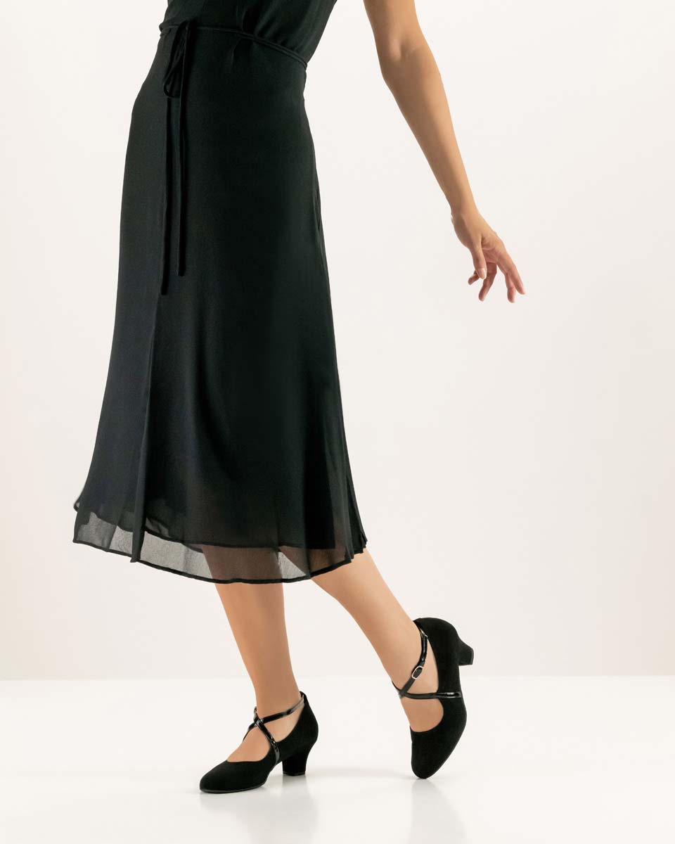 Tabea schwarzer Werner Kern Damentanzschuh in Kombination mit schwarzem Kleid