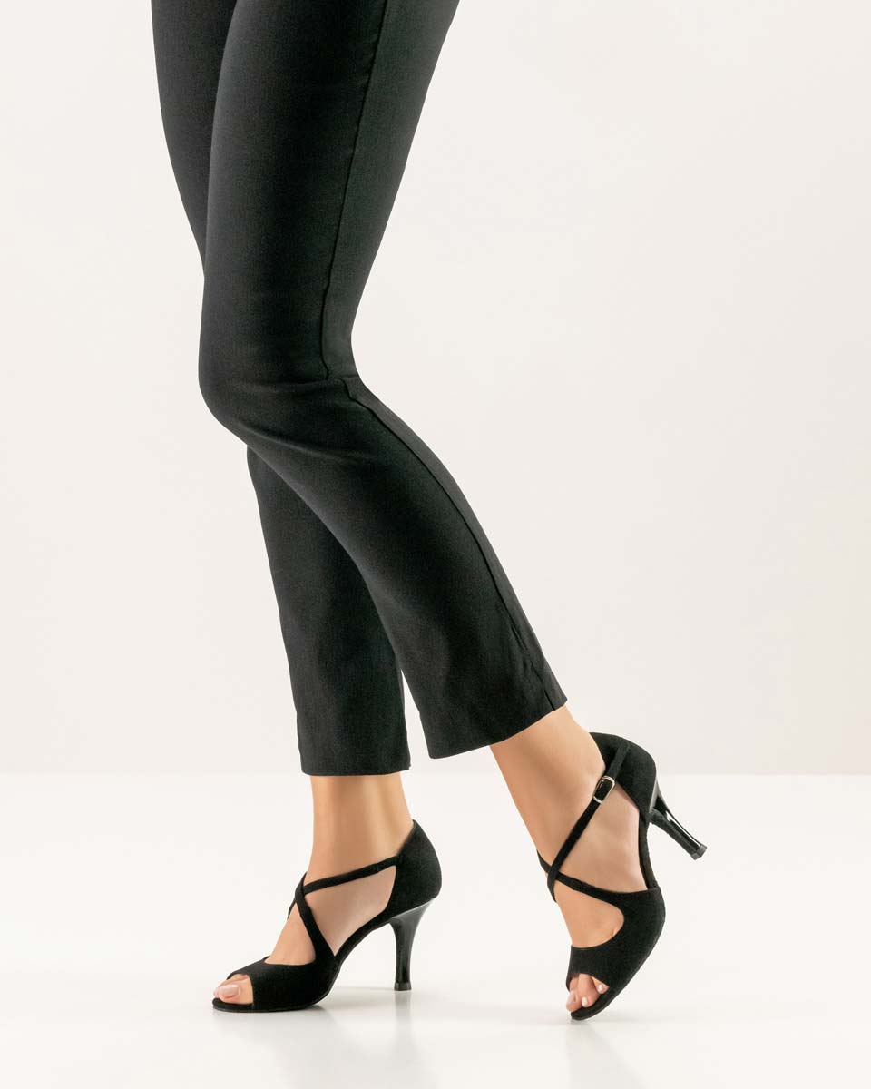 Martha offener Nueva Epoca Salsa Damentanzschuh von Nueva Epoca in Verbindnung mit schwarzer Hose