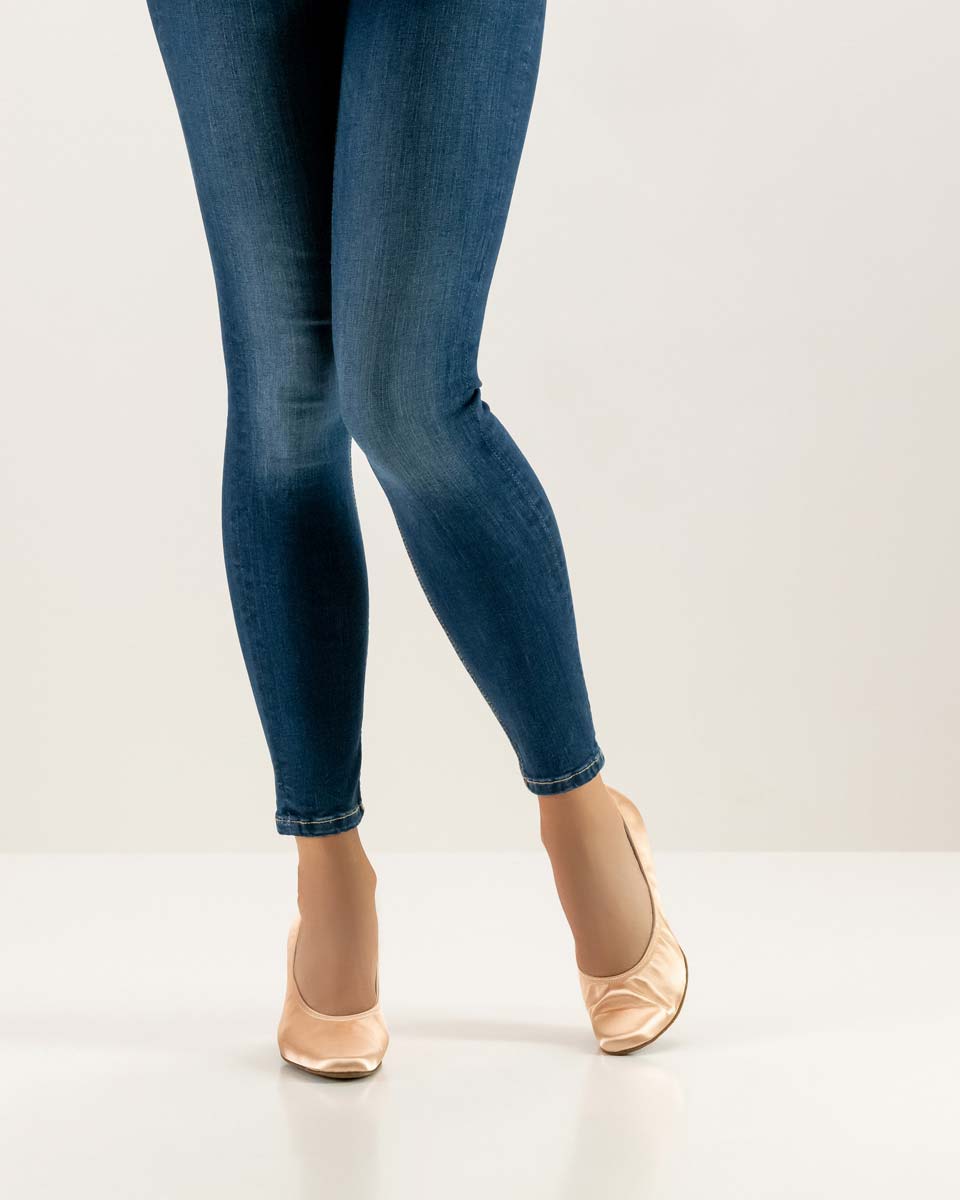 Laura Standard Damentanzschuh von Werner Kern mit Gummizug in Verbindung mit blauer Jeans