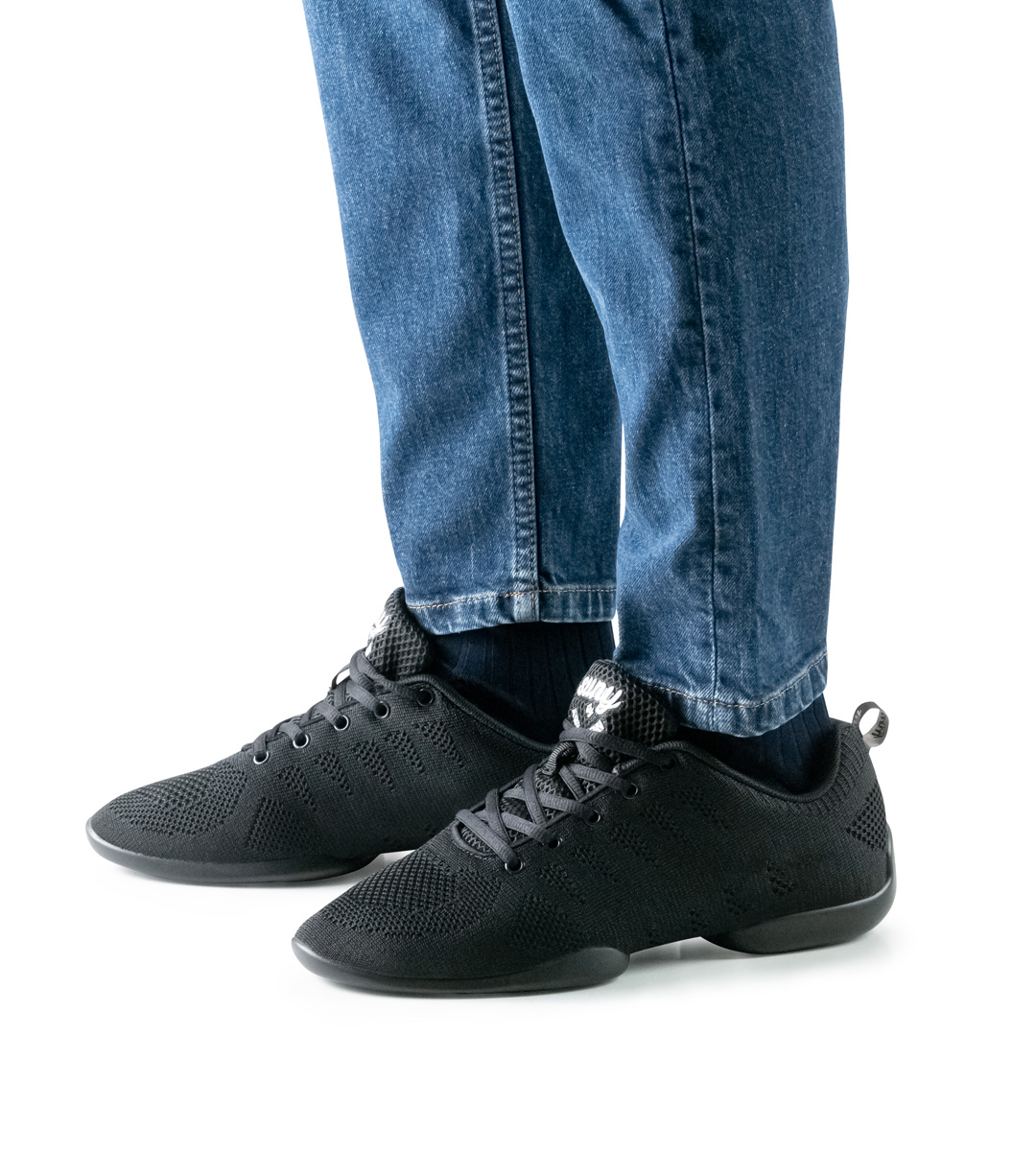 blaue Jeans in Kombination mit schwarzem Herrentanzsneaker von Suny