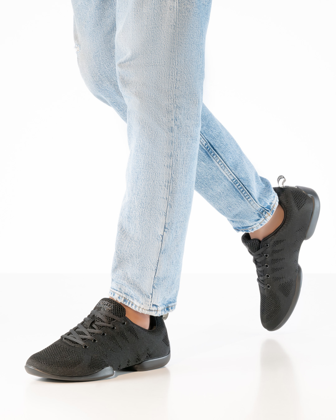 4020 blaue Jeans in Kombination mit schwarzem Herrentanzsneaker von Suny