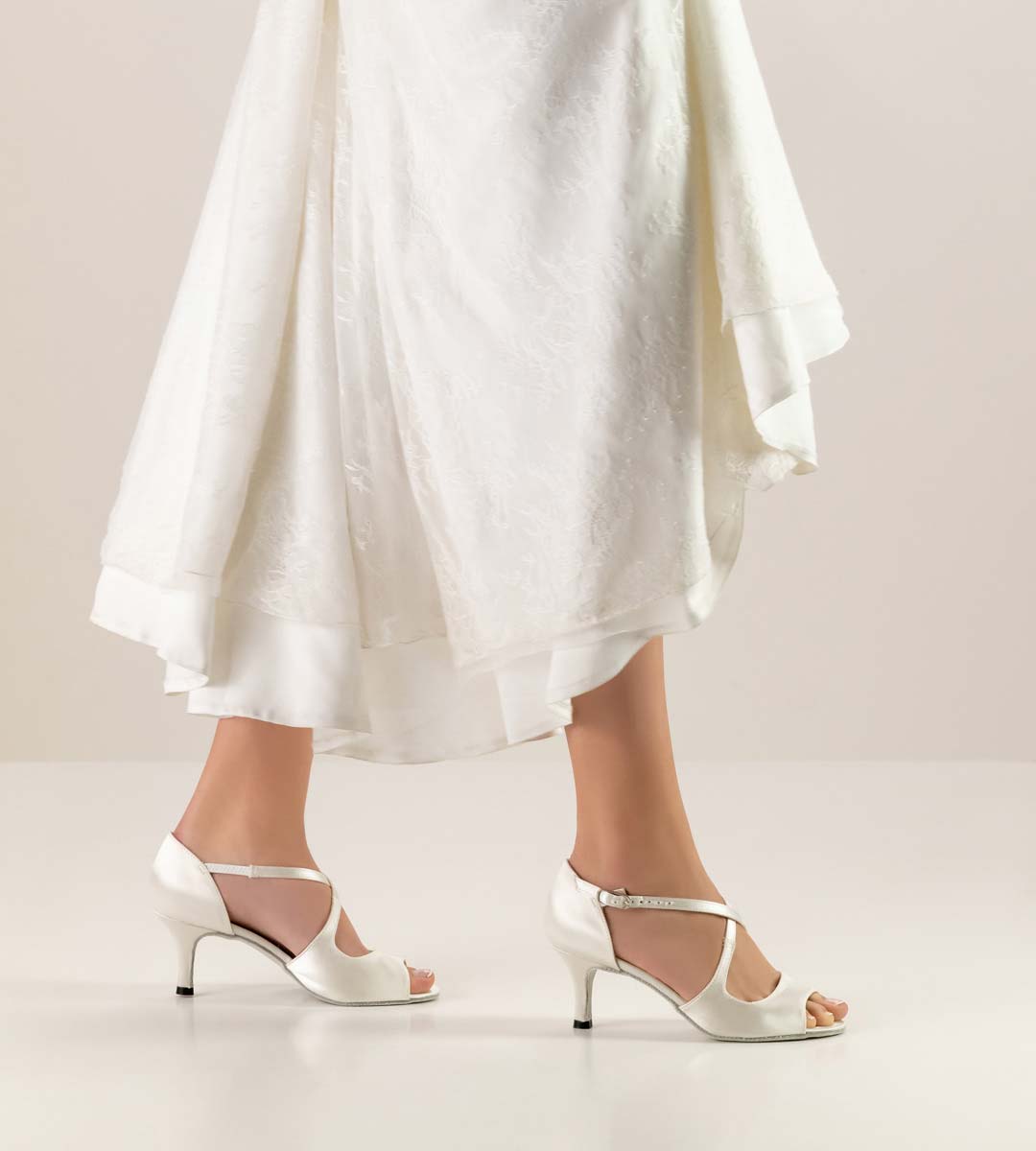 Mable 6 cm hoher Nueva Epoca Brautschuh in Verbindung mit weißem Brautkleid