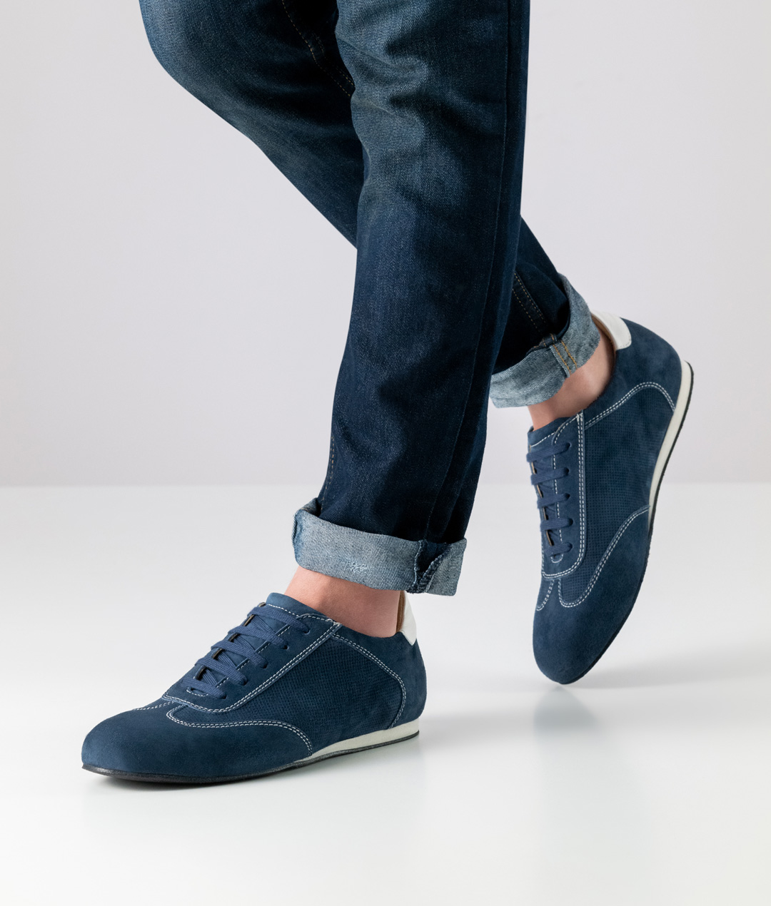 Positano Herrentanzschuh aus Denimvelour in blau mit durchgehender Tanzsohle und herausnehmbarer Innensohle. Wunderbar leicht und wendig.