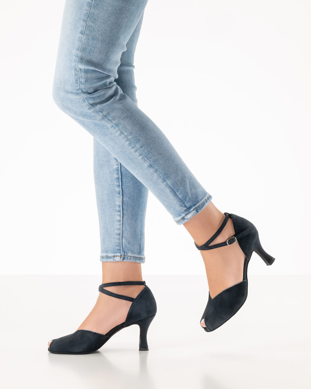 Seitliche Ansicht eines Models mit hellen Jeans und schwarzen Tanzschuhen mit 6,5 Absatz und kleinem Peep Toe Ausschnitt
