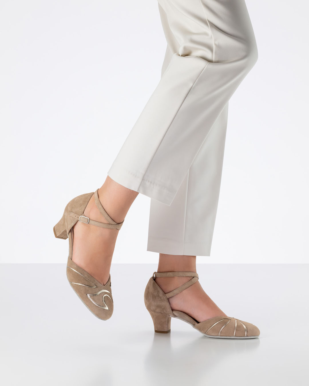 Tanzschuhe Edith in beige getragen mit hellbeiger Hose