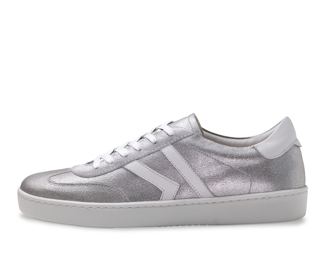 Lacey - COMING SOON Matt silber schimmernder Tanzsneaker aus Leder von Werner Kern mit weißen Details und weißer Sohle