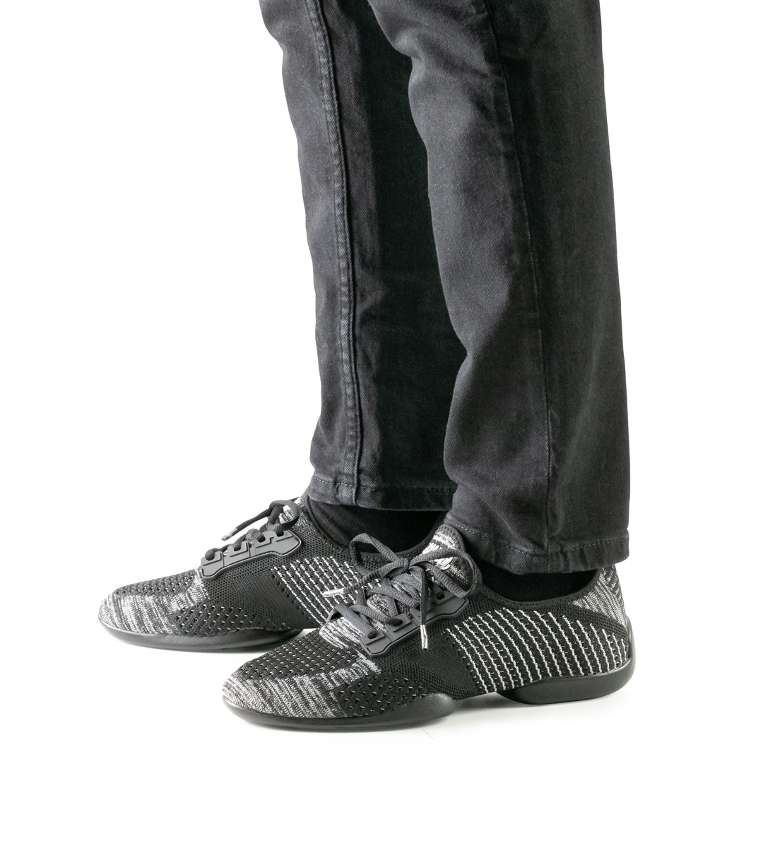 schwarze Hose in Kombination mit Salsa Herrentanz Sneaker von Suny