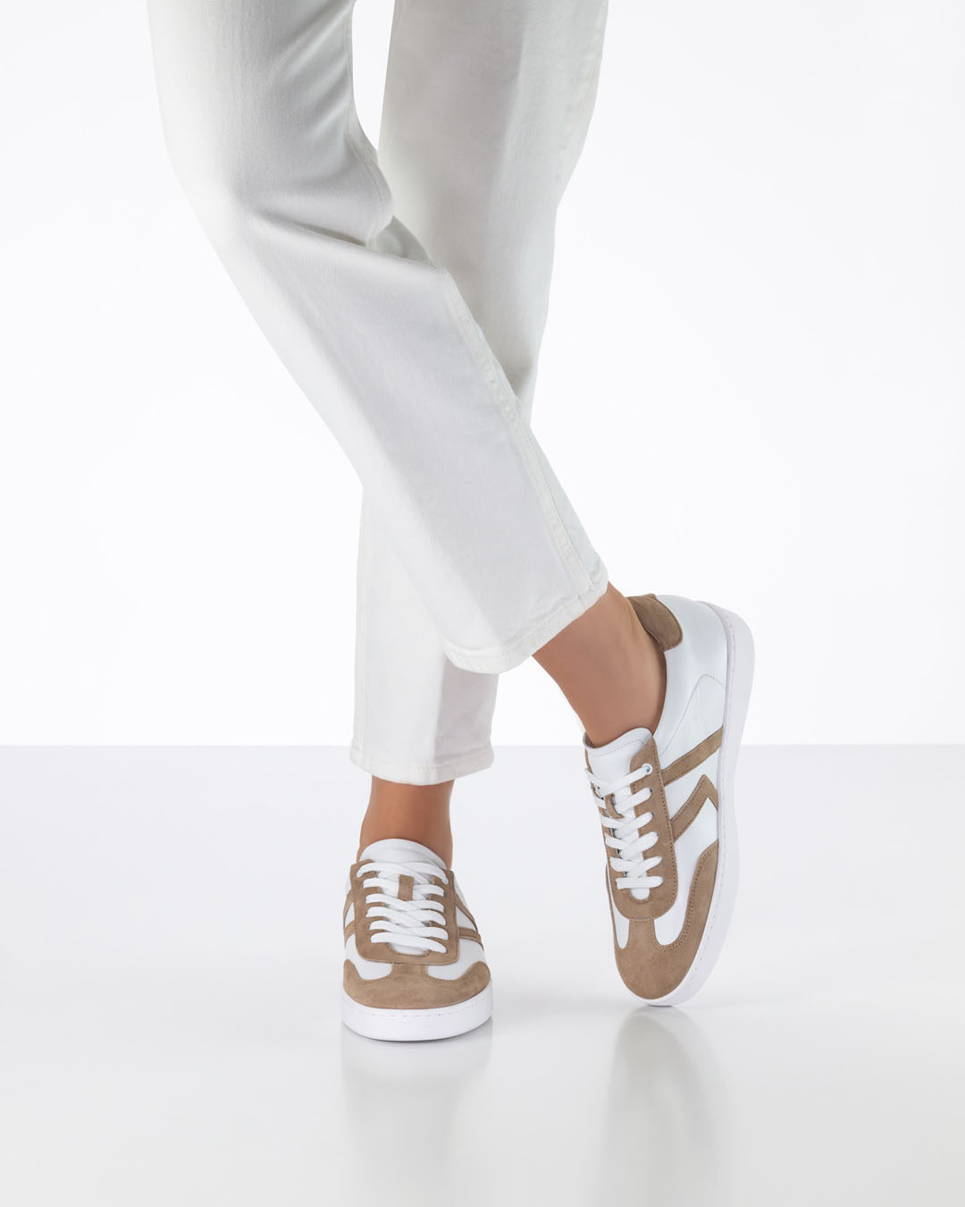 Weiße Damentanzsneaker aus Leder mit leichter PU Sohle von Werner Kern
