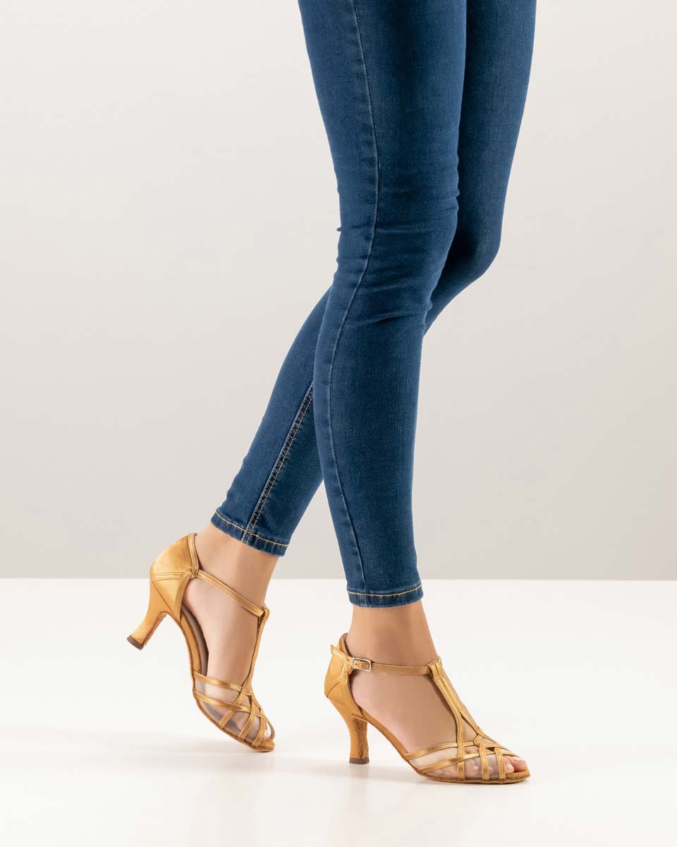 640 blaue Jeans in Verbindung mit offenem Damentanzschuh von Anna Kern
