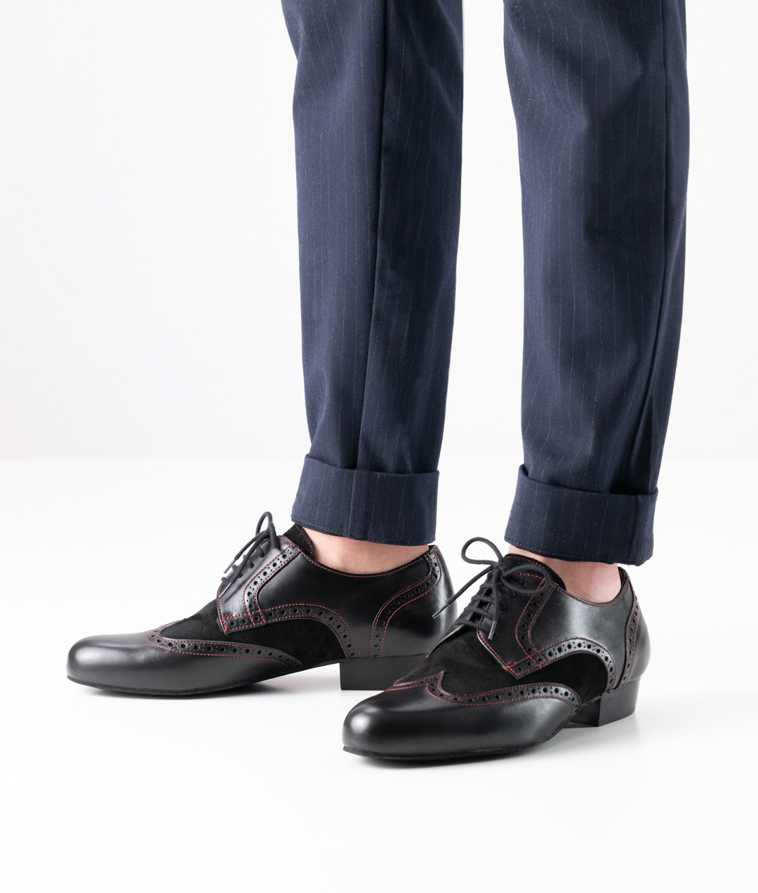 Herrentanzschuhe aus schwarzem Leder mit modischen roten Steppnähten