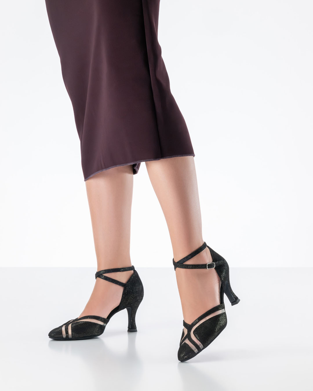 Modell in dunkelrotem Bodycon Kleid mit schwarzen glänzenden Tanzschuhen von Werner Kern mit 6,5 cm Absatz
