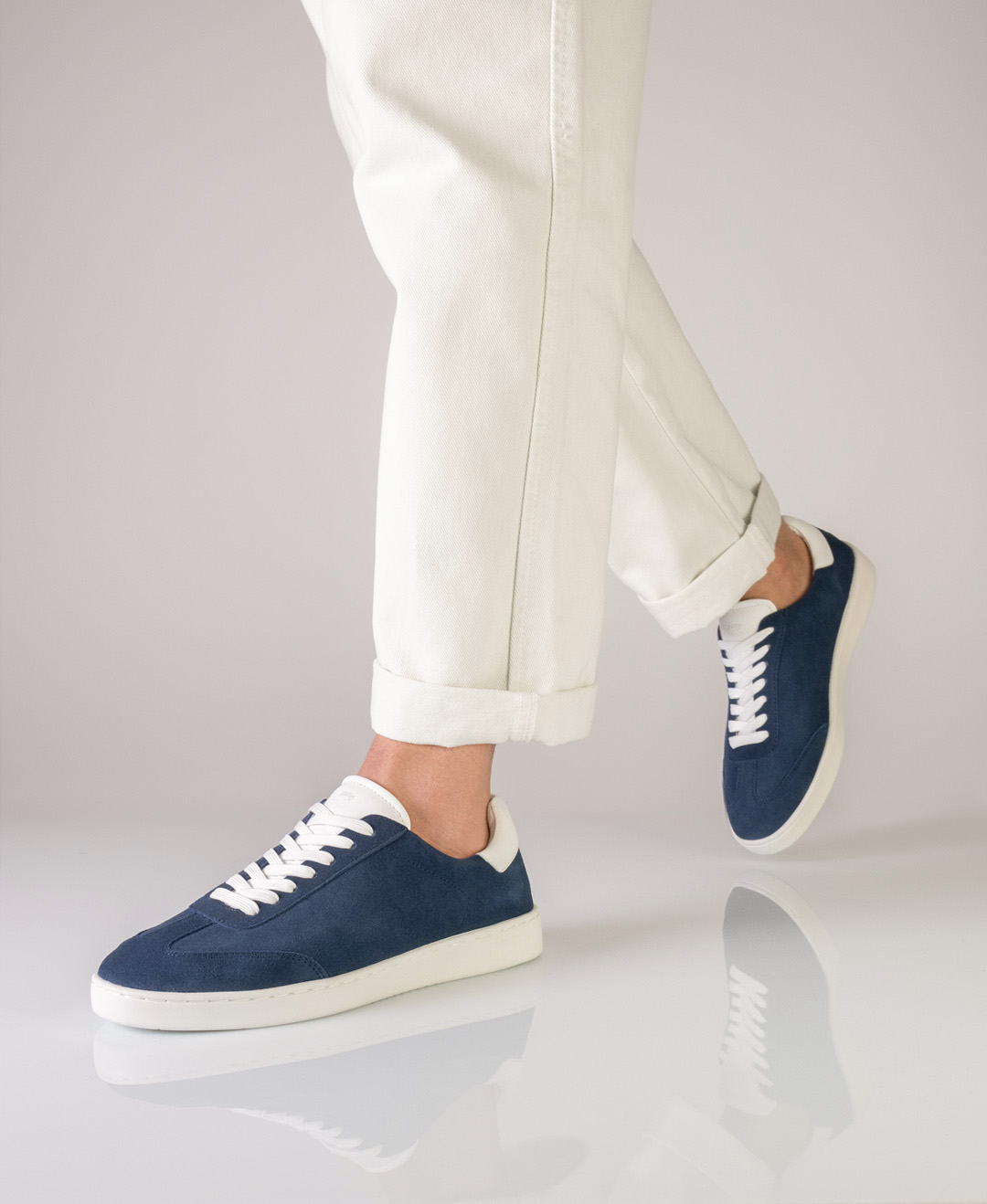 Blauer Tanzsneaker aus Velourleder mit leichter weißer Sohle aus Pu für einfaches Drehen von Suny.