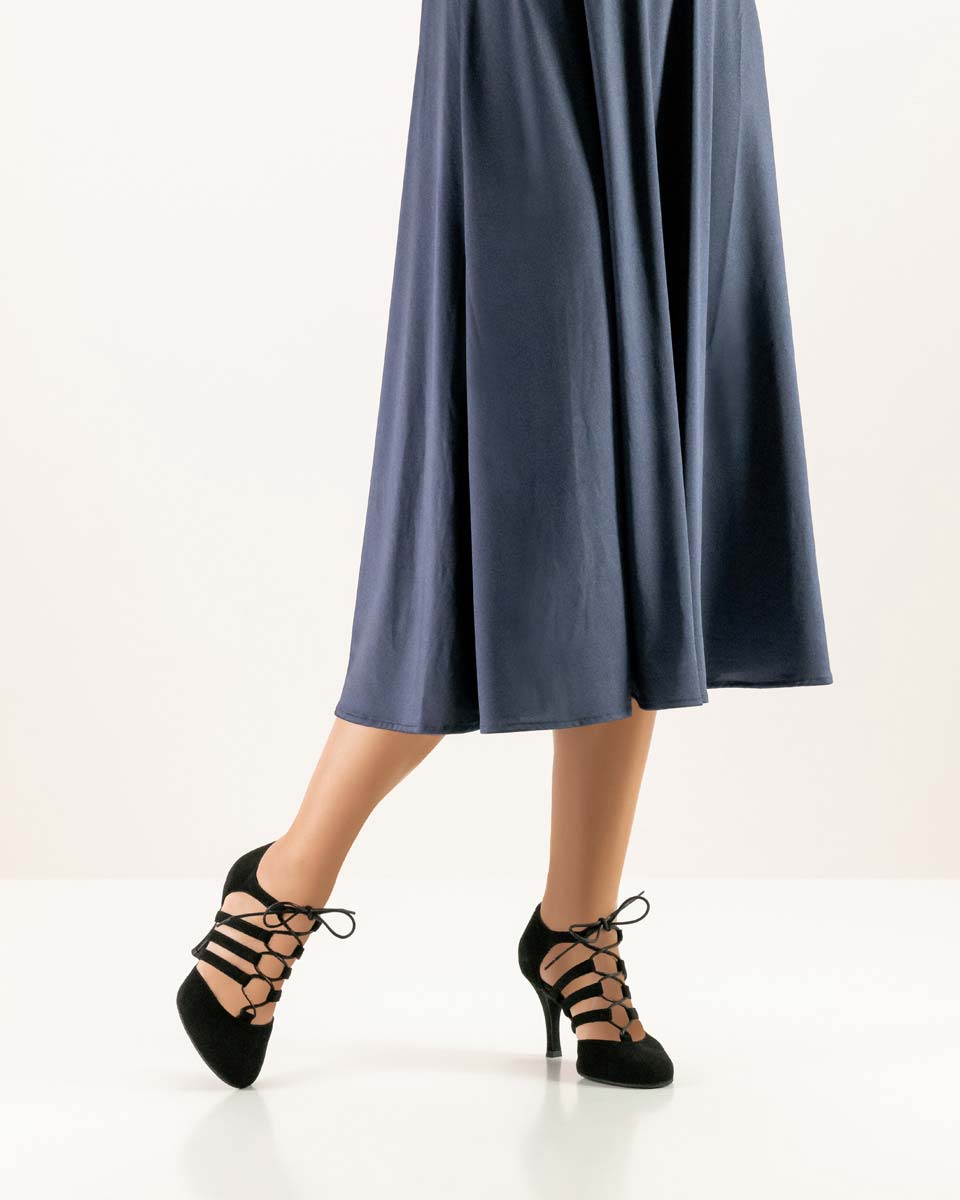 April Nueva Epoca Damentanzschuh zum Schnüren in Kombiantion mit grauem Rock