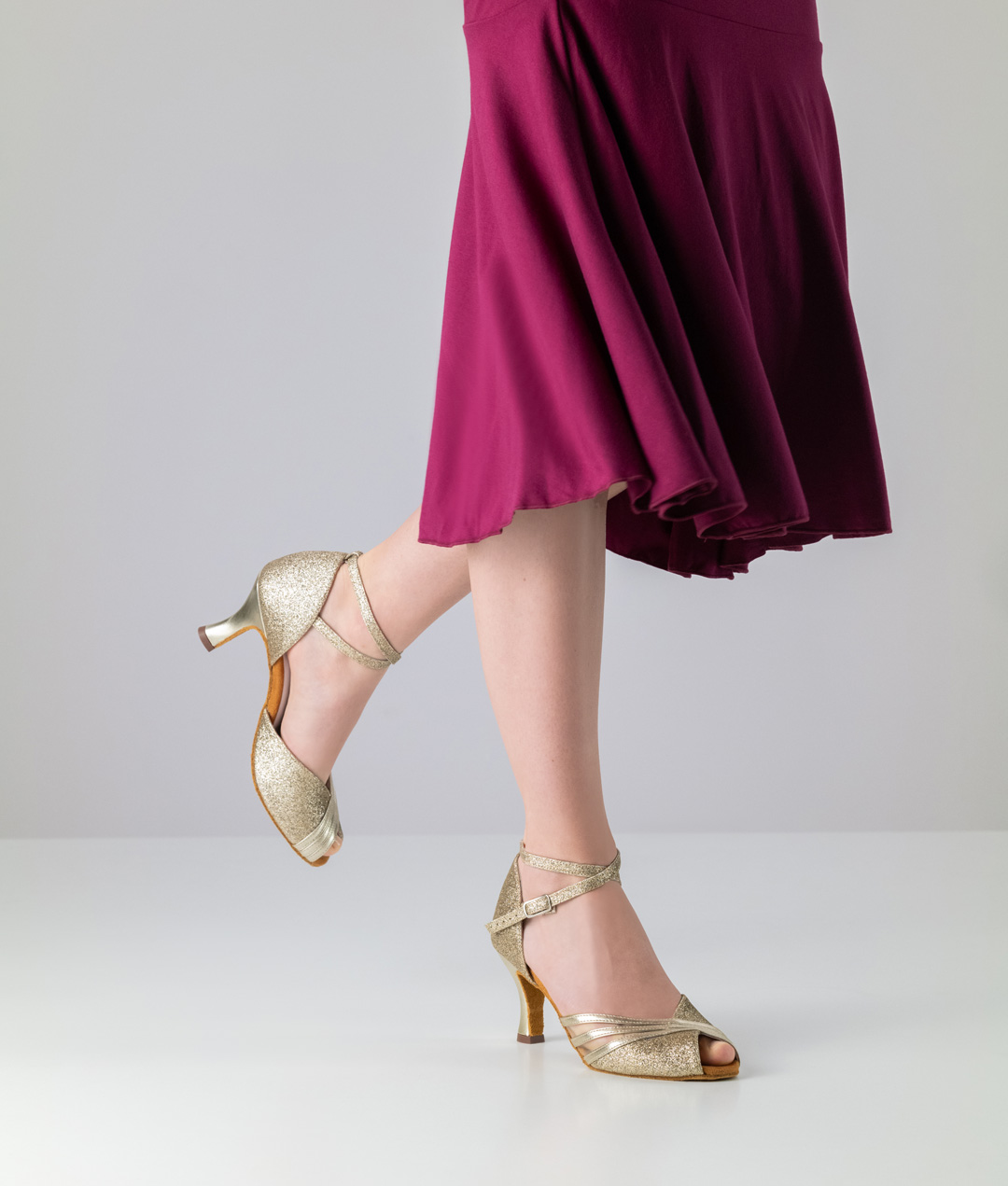 Charlize, gold glitzernder offener Tanzschuh von Anna Kern mit 6 cm Absatz.