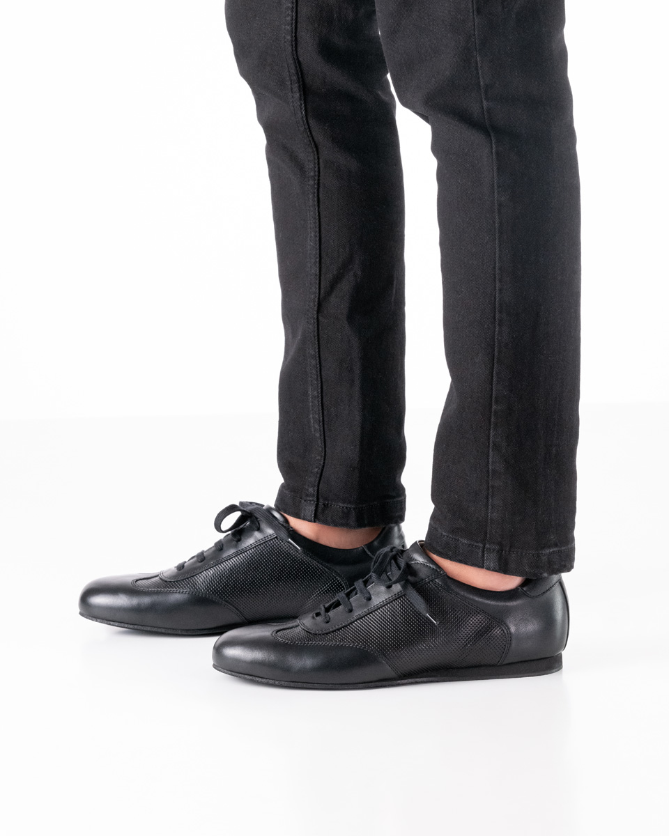 Werner Kern, schicker Sneaker mit von Hand perforiertem Nappa Leder, perfekte Anpassung an den Fuß, handschuhweiches Kalblederfutter, außergewöhnliche Fersendämpfung mit Microabsatz, bequeme Absatzhöhe von 1,5 cm