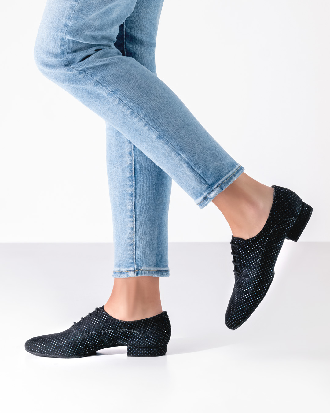 Funkelnder Trainingstanzschuh in schwarz-blau aus Brokat mit geteilter Sohle für optimale Beweglichkeit zum Schnüren