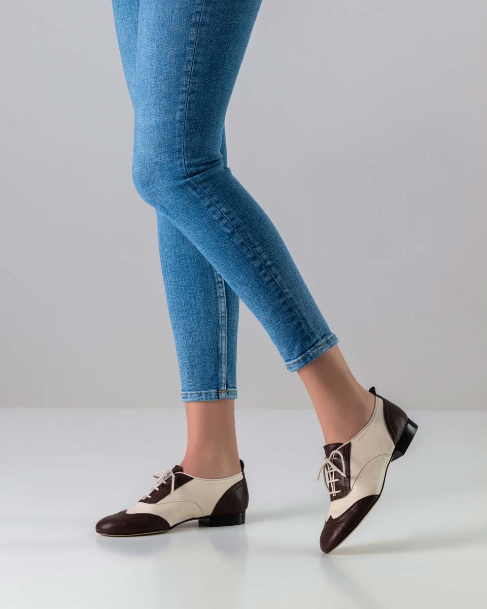 1,5 cm Damentanzschuh für Swing mit Ledersohle in Kombination mit blauer Jeans