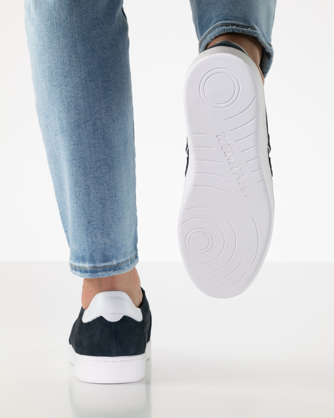 Ansicht auf weiße Tanzsneakersohle von unten von Werner Kern