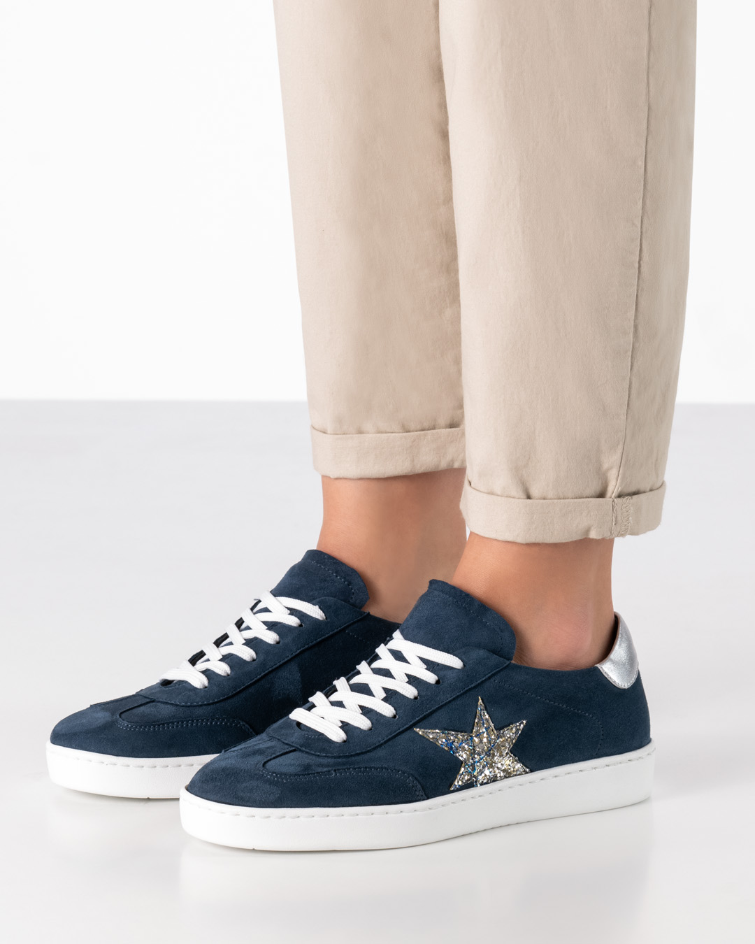 Dunkelblauer Tanzsneaker mit weißer Allrounder Sohle und Glitzerndem Brokatstern von Werner Kern