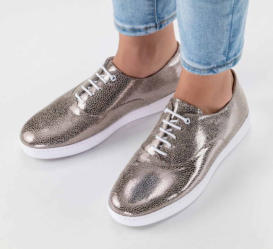Flacher Schnürtanzschuh für Damen aus glänzendem platinfarbenem Material von Werner Kern mit weißer Sneakersohle