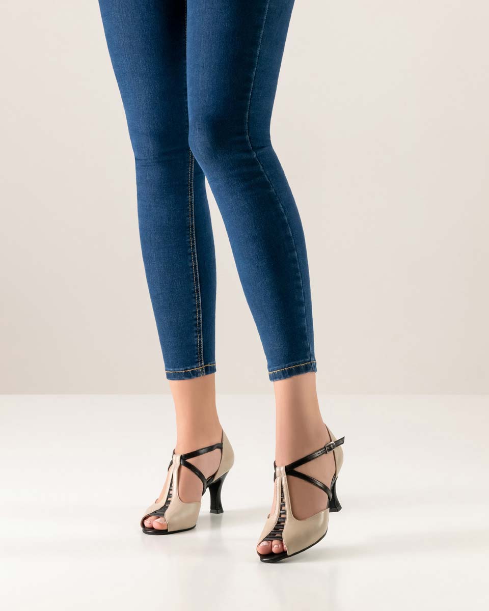 Holly beige-schwarz farbener Salsa Damentanzschuh von Werner Kern mit Jeans in blau