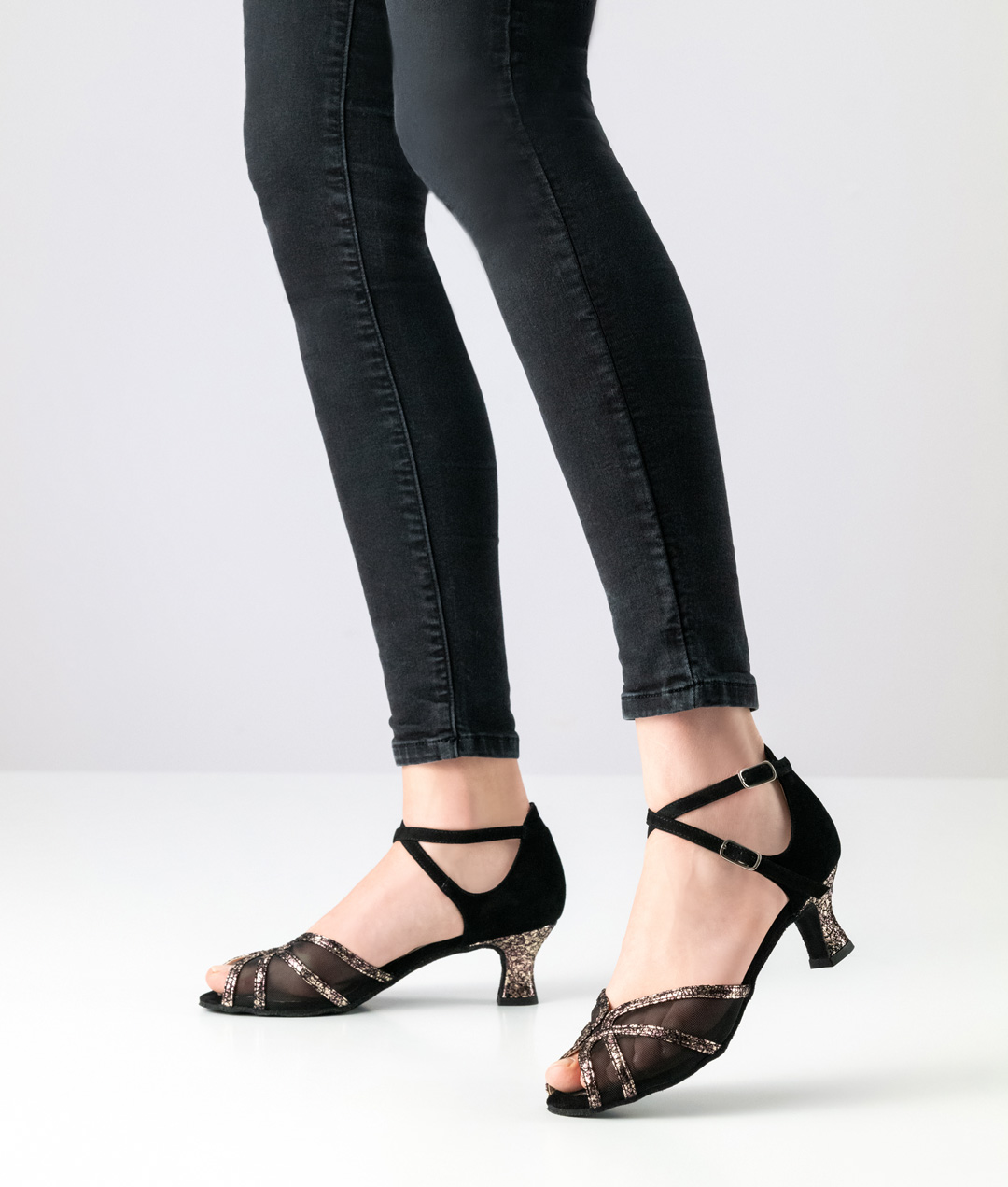 Eleganter offener Damentanzschuh Blair aus glitzendem Leder, schwarzem Velour und Netzeinsätzen von Werner Kern.