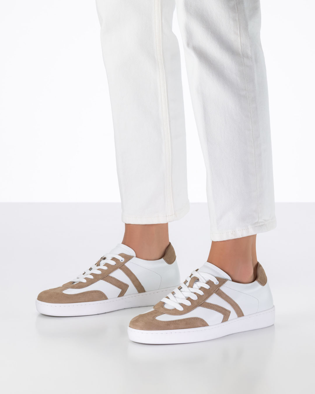 Weiß-beige Ledertanzsneaker von Werner Kern für drinnen und draußen