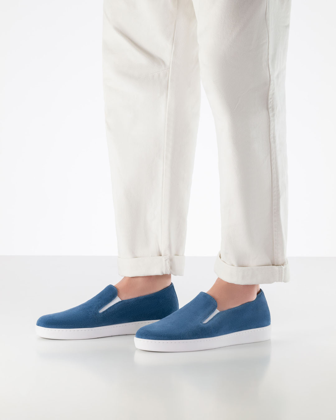 Seitliche Ansicht auf denimfarbenen Herrentanzsneaker in Slipperform