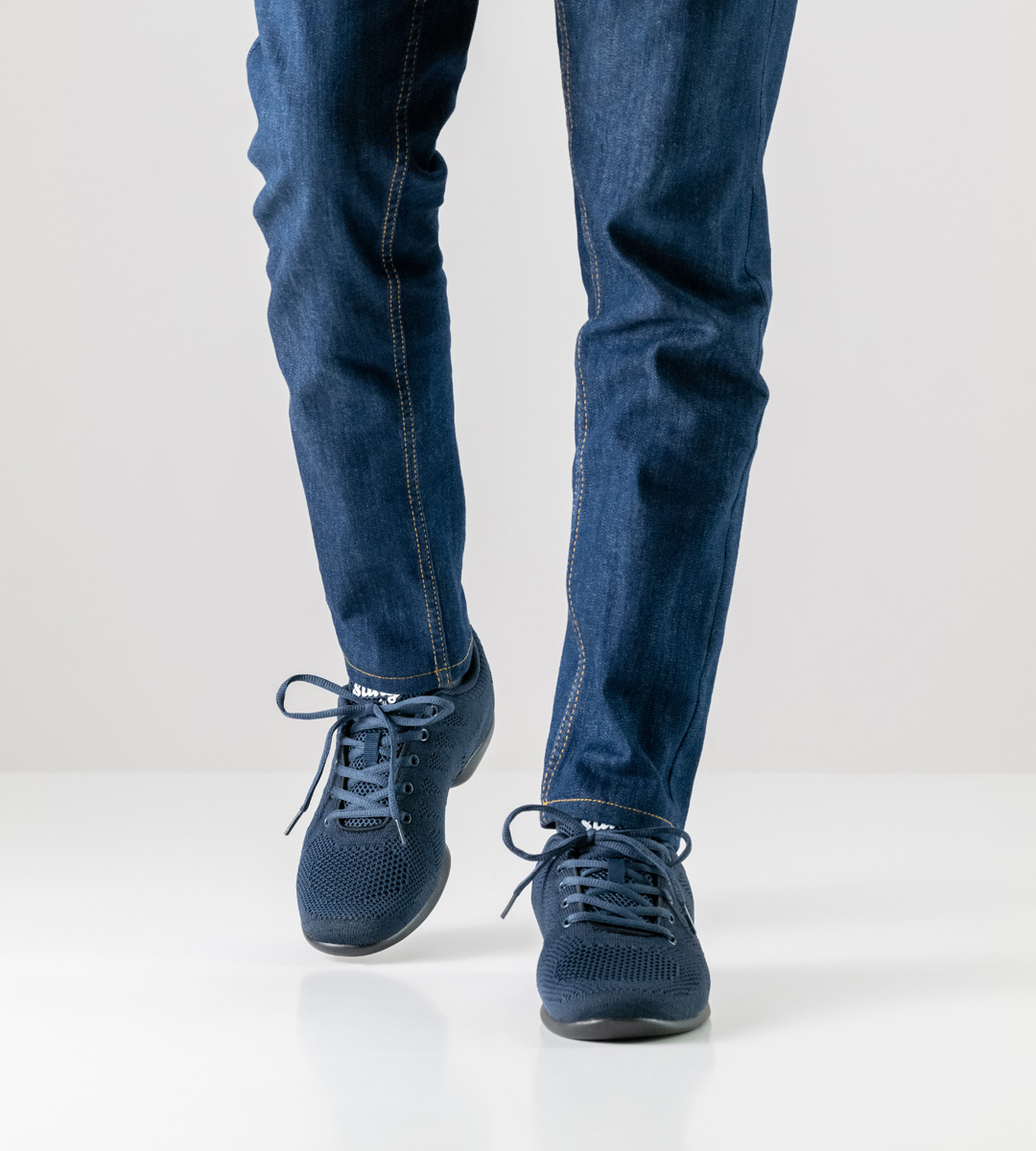 Salsa Herrentanz Sneaker von Suny getragen mit blauer Jeans