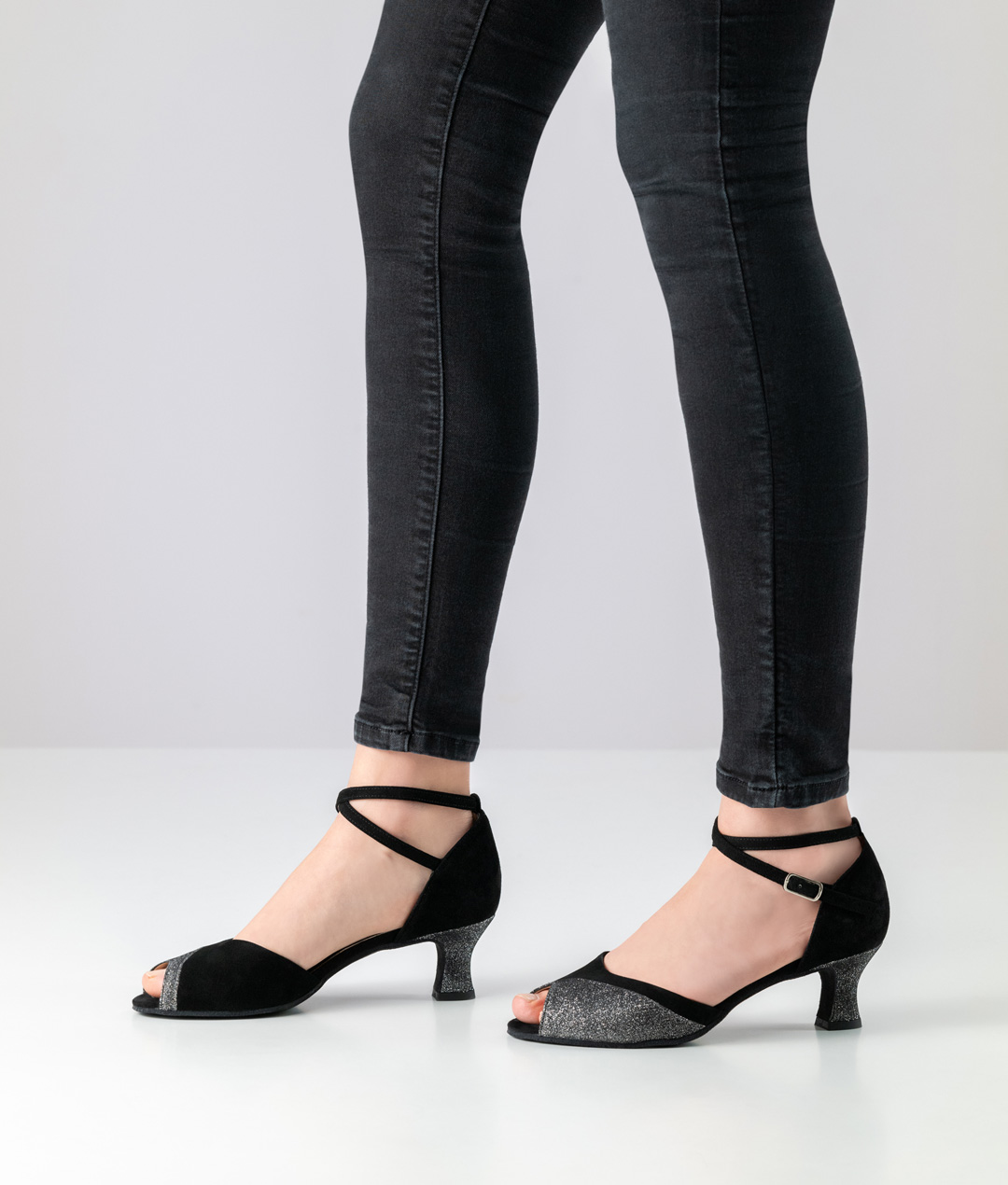 Peep-toe Tanzschuh aus schwarzem, anschmiegsamem Velourleder und silbernem Brokatleder mit bequemen 5,5 cm Absatz.