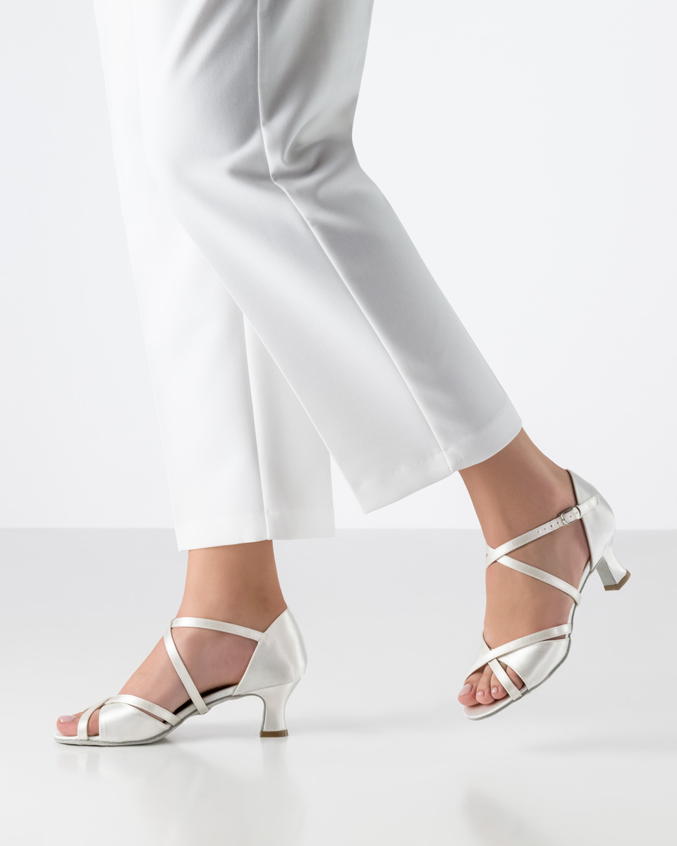 Brautschuh - Werner Kern July in weißem Satin mit zeitloser und verführerischer Eleganz, Dreifach-Blattteilung und individuell einstellbarem Kreuzristriemchen